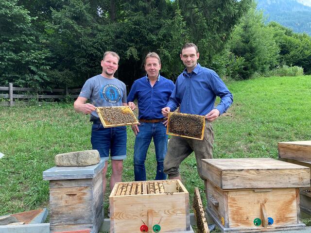 Drei Bienenfreunde: Imker Markus Angermann, Bürgermeister Erwin Angerer und Initiator Hadmar Rud