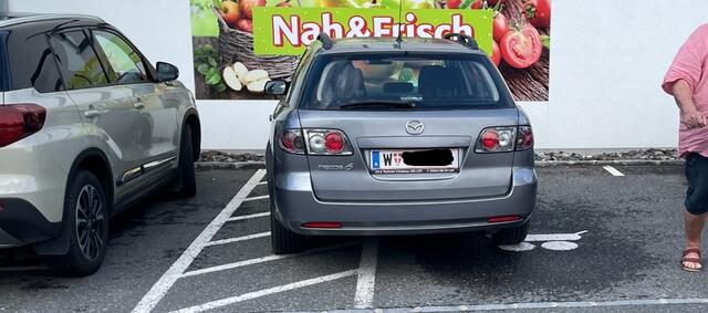 Kann man machen, muss man aber nicht: Sperrfläche und Sonderparkplatz blockiert - reife Leistung!