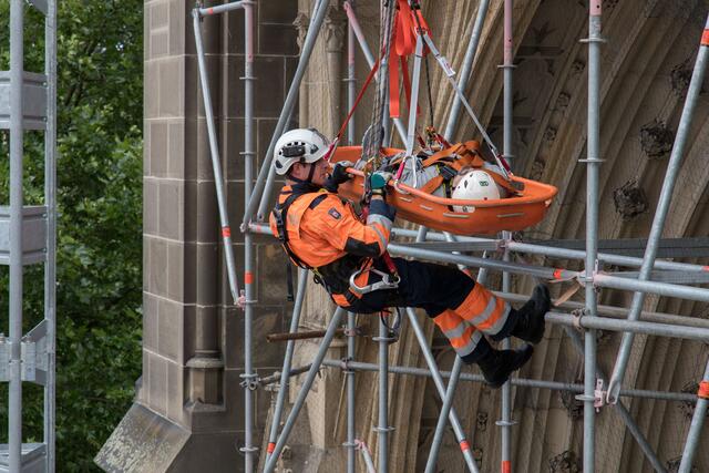 Personenrettung über die Turmfassade des Mariendoms. | Foto: Mariendom Linz