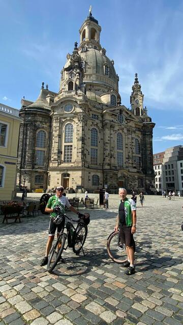 Heli und Sepp vor der Frauenkirche in Dresden.