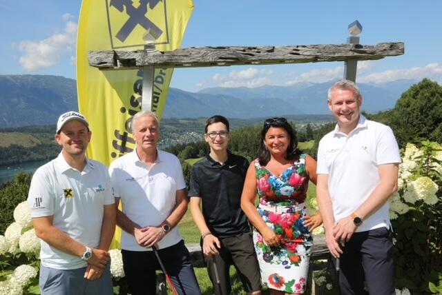 Schlugen in Millstatt ab: Golf-Profi Bernd Wiesberger (links), die Bankiers Johannes Tolazzi und Uwe Maier, Niklas Maier und Marketing-Frau Manuela Monsberger.  | Foto: Hannes Krainz