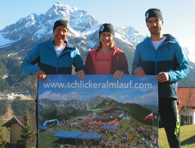 Das OK-Team des Schlickeralmlaufs mit Andreas Stern (l.), Claudia Schmidt (Mitte) und Benedikt Müller (r.) freut sich über das in sie gesetzte Vertrauen seitens der WMRA (World Mountain Running Association) und von den Sponsoren.  | Foto: © schlickeralmlauf.com