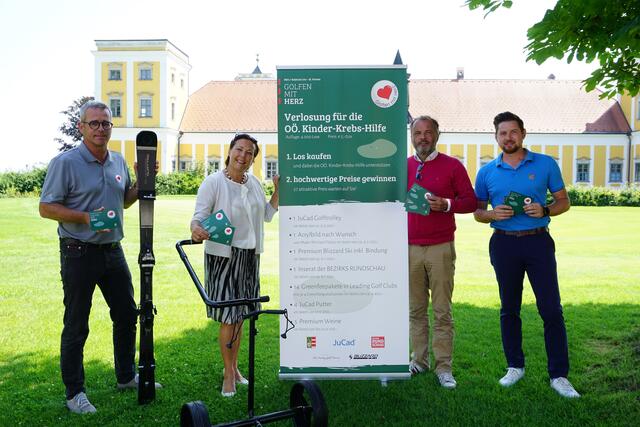 Von links: Organisator Paul Fuchs, OÖ-Kinderkrebshilfe-Obfrau Ulla Burghard-Görisch, BezirksRundschau Enns-Geschäftsstellenleiter Fritz Huber und Clubmanager Stefan Koppler. | Foto: BRS/Losbichler