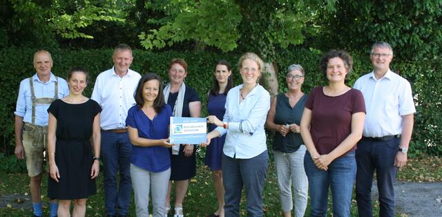 Vorstand und Rechnungsprüfer mit Team vom Klimabündnis Salzburg. Hintere Reihe, der Vorstand: Bürgermeister Altendorfer (Seeham, li.), Bürgermeister Brandauer (Werfenweng, 3. v. li.), Bürgermeisterin Pabinger (Lamprechtshausen, 5. v. li.), Gemeinderätin Mödlhammer (Mattsee), Stadträtin Pfisterer (Bischofshofen, 3. v. re.), Bürgermeister Gappmayer (Tamsweg, re.). Vorne, das Klimabündnis-Salzburg-Team: Eva Winkler (2. v. li.), Gerlinde Ecker (4. v. li.), Brigitte Drabeck (4. v. re.) und Sabine Wendtner (2. v. re.). | Foto: Vorstand Klimabündnis Juni 21; © Klimabündnis