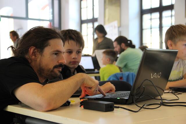 Bei Coder Dojo lernen Kinder und Jugendliche in regelmäßigen Treffen wie man Codes schreibt, Webseiten entwickelt und Spiele oder Apps programmiert – kostenlos.