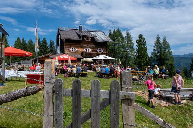 Die Kleinarler Hütte auf über 1700 Metern wurde Schauplatz des Events.  | Foto: Benjamin Kern
