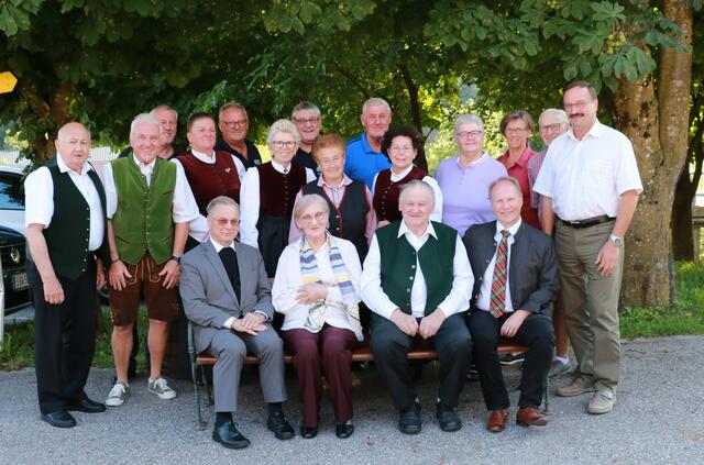 Große Feier zum 85. Geburtstag im Hause "Reith": Konrad Daurer (v.,2.v.l.) und seine Gattin Rosa (v.,2.v.r.) freuten sich über die Gratulationen.