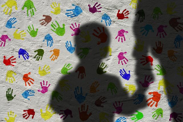Was kann ich tun, damit mein Kind sicher ist? Was wenn ich einen Verdacht habe? Kinderschutzorganisationen wie "Die Möwe" unterstützen bei diesen Fragen.