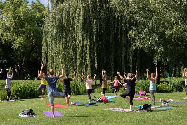 Das Freiluft Yoga im Rapoldipark ist ein beliebter Vormittags-Kurs im diesjährigen Bewegt im Park-Programm. | Foto: IKM/Grünzweig