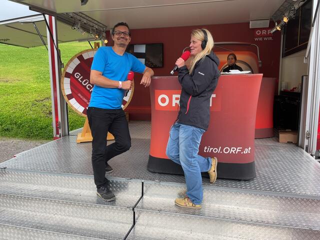 Reporterin Helena Fröhlich im Gespräch mit Historiker Martin Kofler