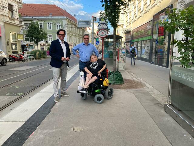 Besonders beim Aussteigen aus der Straßenbahn waren die sechs Poller im Weg.