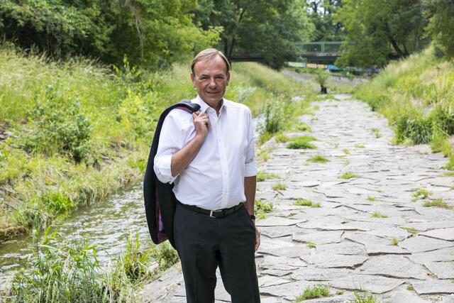 Gerald Bischof beim bereits renaturierten Teil der Liesing