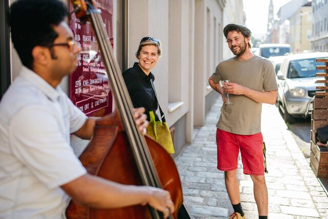 Gemeinderätin Ursula Berner und Festivalkoordinator Matthias Schinnerl sorgen für gute Stimmung und künstlerische Begegnungen in Hernals