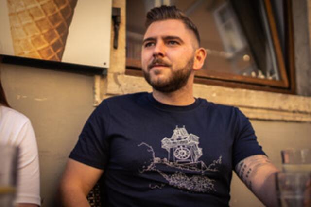 Insupps Kunst aufs Shirt gebracht hat das Start-Up "Mei Graz". Hier trägt es Start-Up-Unternehmer Alexander Mohr. | Foto: KK