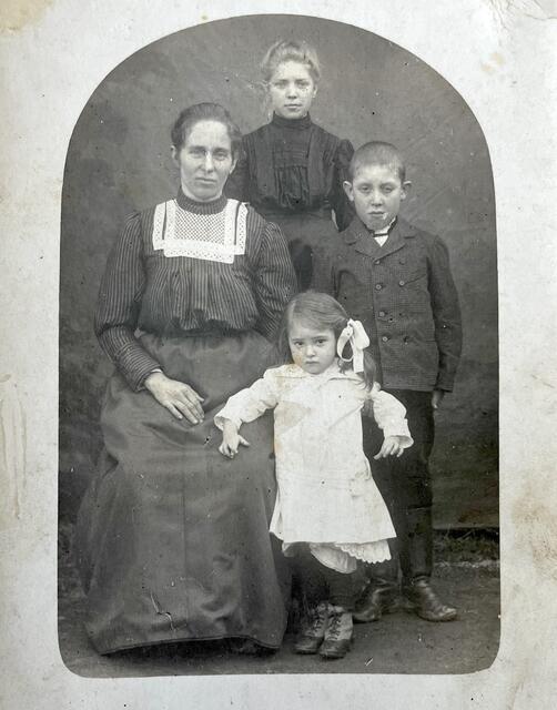 Paul Reiter schreibt zu diesem Foto: „Das kleine Mädchen auf dem Foto war meine Mutter geb. am 14.9.1913. Sie ist gerade zur Umbruchzeit 1921 in die Schule gegangen.“