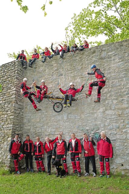 Eine schlägkräftige Einsatzorganisation: die Mitglieder der Brucker Bergrettung beim Jubiläums-Fotoshooting auf dem Schlossberg.
