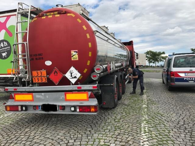 Schadhafter Tankwagen mit hochexplosiver Ladung aus dem Verkehr gefischt.