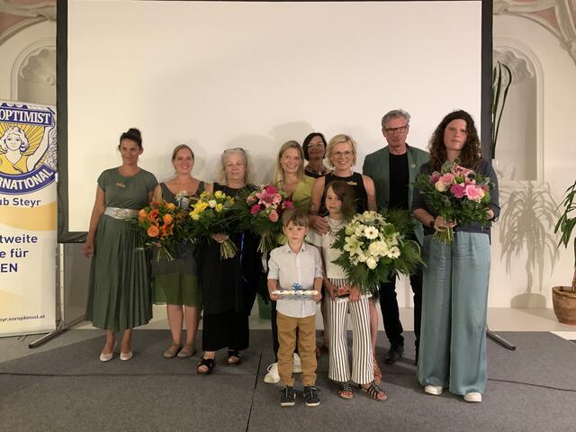 Verena Wesenauer ( Präsidentin CS), Ines Wiesinger (Filmteam CS) , Eva Holzapfl ( Filmteam  CS), Eliette Thurn ( Unionspräsidentin Club Soroptimist Austria), Elisabeth Angerer ( Filmteam -CS) , Karin Proyer ( Idee und Projektleitung, CS), Günter Kaser ( Casamedia ), Viktoria Kaser ( Regisseurin ), Filmkinder Levi Paul und Alma Sophie Proyer. | Foto: Sebastian Blaha