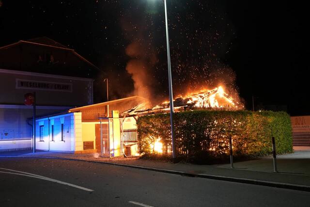 In Wieselburg ging ein Müllsammelplatz in Flammen auf. Ein Übergreifen aufs angrenzende Bahnhofsgebäude konnte verhindert werden.