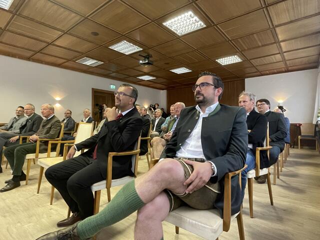 Amtsleiter Sebastian Tosch (re.) und Bürgermeister Günther Pagitsch (2. v. re).