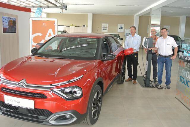 Die Drei von der "Tanke": Werner Zechmeister, Josef Horvath und Christian Bogner tanken elektrisch auf.