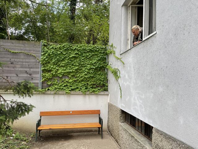 Vera Vybiral hat ihre Wohnung oberhalb einer Parkbank. | Foto: Thomas Netopilik