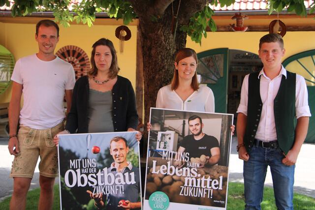 Junge Landwirte aus der Region finden ihre Arbeit cool. Martin Gschweitl (Ilztal), Vera Buchgraber (Harl), Lisa Schneeflock (Harl) und Felix Braunstein (St. Margarethen an der Raab) v.l.n.r.