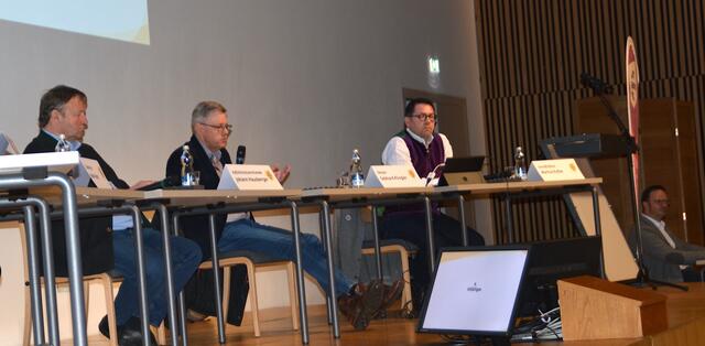Bereits bei der Vollversammlung des Tourismusverbandes Alpbachtal und Tiroler Seenland 2020 herrschte dicke Luft im Congress Centrum Alpbach. Damals vor allem wegen des Kramsacher Liftprojektes zum Zirreiner See. Im Bild: Johann Hausberger, Gebhard Klingler und Markus Kofler (v.l.).  | Foto: Gredler/BB Archiv