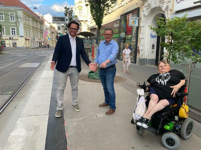 Theresia Haidlmayr, Markus Frömmel und Markus Reiter an der Stelle, wo die sechs Poller entfernt wurden.