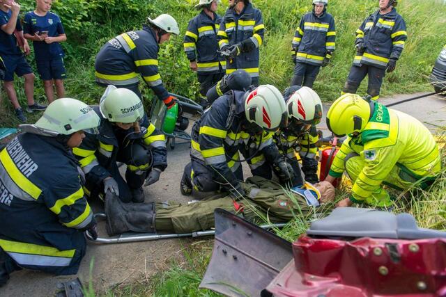 Die Übungsannahme für die Frauentaler Feuerwehren war ein Verkehrsunfall in einer Unterführung zwischen zwei PKW. Auch das Grüne Kreuz war vor Ort.