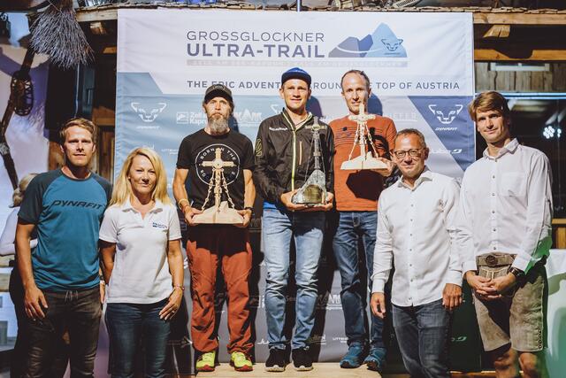 Bei der Siegerehrung des Großglockner Ultra Trail bekamen die Athleten kunstvolle Pokale in Form von Kreuzen überreicht. | Foto: Tourismusverband Zell am See-Kaprun