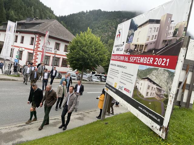 Die zum Spatenstich-Geladenen am Weg vom Gemeindeamt hinüber zum Bauplatz des Projekts "Wir 2.0", wo dann auch sofort der Spatenstich durchgeführt wurde.
