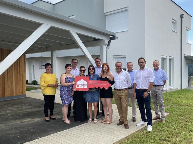 Schlüsselübergabe durch OSG und Gemeinde an die neuen Reihenhaus-Bewohnerinnen Ana-Lena Falk, Katrin Schwarz, Carina Stubics und Nadine Koller.
