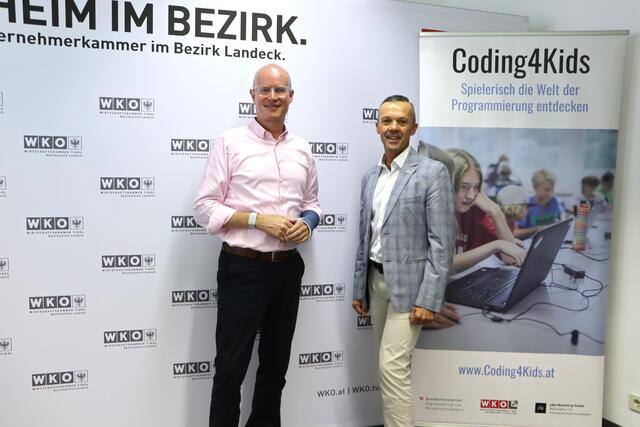 Mario Eckmaier (Verein Coding4Kids) und Otmar Ladner (Bezirksstellenleiter WK Landeck) (v.li.) | Foto: Siegele
