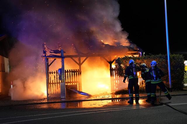 In Wieselburg ging ein Müllsammelplatz in Flammen auf. Ein Übergreifen aufs angrenzende Bahnhofsgebäude konnte verhindert werden.