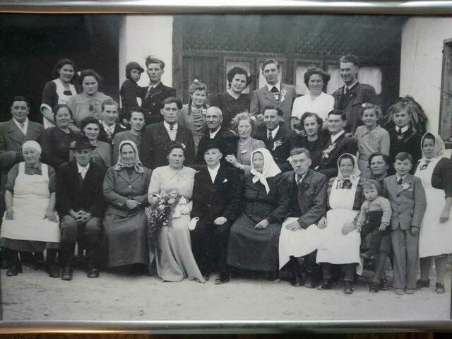 Edith-Sara Tayari schreibt zu diesem Foto: „Hochzeit meiner Eltern – mein Vater 1930 meine Mutter 1927 geboren. Mein Vater war zu jung, um in den 2. Weltkrieg einzurücken, seine beiden Brüder sind im Krieg gefallen. Ssein Vater (1. Reihe mit der weißen Schürze) hat in beiden Kriegen gekämpft und beide überlebt (mit Fußverletzung). Herr Robert Lackner und Frau Maria Bleich gaben sich am 4. Februar 1952 das Jawort, bis dass der Tod sie scheidet, und feierten ihre Hochzeit im elterlichen Bräutigamhaus in St.Margarethen im Burgenland mit ihren Eltern, Verwandten, Freunden und Bekannten. Sie ruhen beide in Frieden und sind somit vereint!“