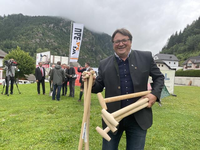 Ein gut gelaunter Peter Wieland (Wisa Bau) mit den Spaten für den Spatenstich.