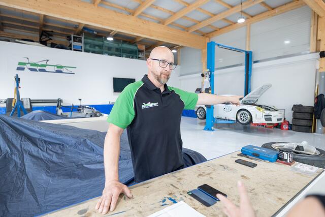 "Dieser Porsche eines Kunden aus Wien hat 500 PS und hat auf einer normalen Straße nichts zu suchen" | Foto: Martin Meieregger