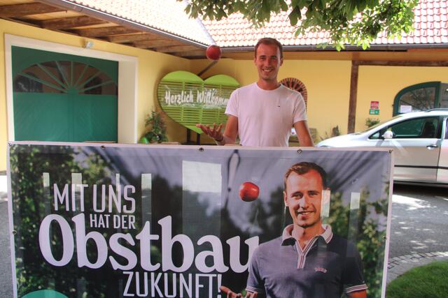 Obstbauer Martin Gschweitl freut sich sehr, seinen Beruf jetzt auf Transparenten in der Öffentlichkeit zu repräsentieren. 