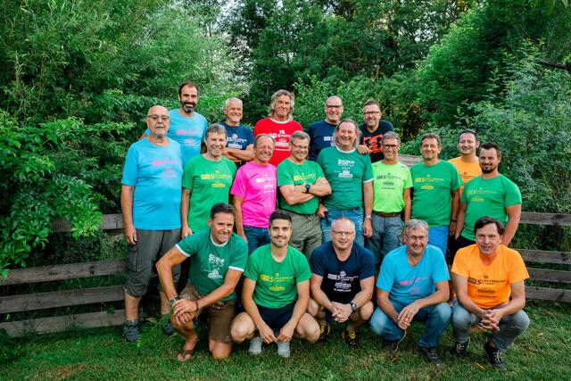 Das Organisationsteam des FC Sauzipf um OK-Chef Christian Skamletz (sitzend 3.v.l.) arbeitet auf Hochtouren am 31. Schilcherlauf.