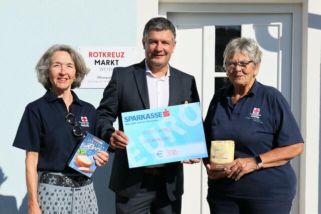 Sparkassen-Filialleiter Walter Hauch stellte sich bei Lisa Schwaiger (r.) und Bernadette Sieghartsleitner vom Team des Rotkreuz-Marktes mit einer Warenspende im Wert von 300 Euro ein. | Foto: OÖRK/Schönberger