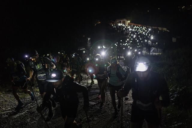 Beim Start des Großglockner Ultra Trail benötigten die Teilnehmer noch Stirnlampen, um eine gute Sicht auf den Untergrund und den Weg vor ihnen zu haben. | Foto: Philipp Reiter