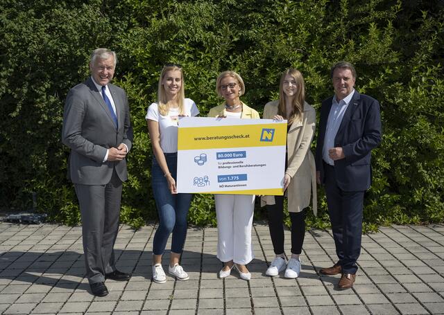 Landeshauptfrau Johanna Mikl-Leitner, Landesrat Martin Eichinger und Wirtschaftskammer NÖ-Präsident Wolfgang Ecker mit Maturantinnen | Foto: NLK Schaler