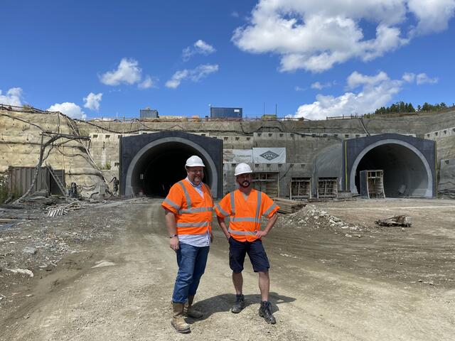 Vor den beiden Ost-Portalen der Nord- und Südröhre des S 7-Tunnels: Asfinag-Projektleiter Herwig Moser und Techniker Georg Kneringer.