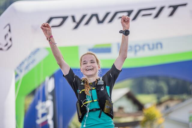 Esther Fellhofer freute sich riesig über ihren Sieg beim Osttirol Trail über 80 Kilometer. Jubelt und zufrieden lief sie durch das Ziel in Kaprun. | Foto: Philipp Reiter