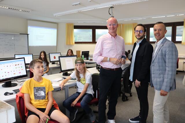 Coding4Kids in Landeck: WK-Bezirksstellenleiter Otmar Ladner, Trainer Philipp Neurauter und Mario Eckmair vom Verein Coding 4 Kids (v.re.) mit den IT-Experten von Morgen.  | Foto: Siegele