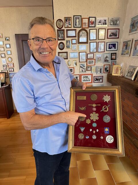 Schinegger präsentiert stolz seine WM-Goldmedaille.  | Foto: RMK