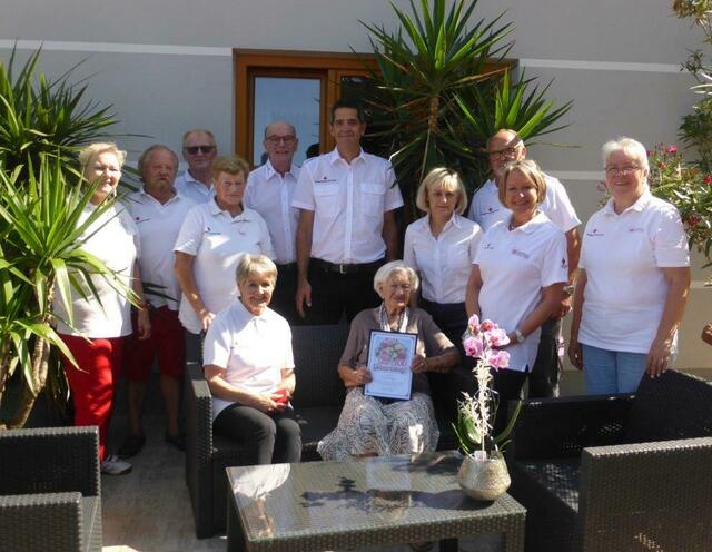 Das Rote Kreuz Bezirksstelle Amstetten gratulierte Klientin Marianne Ornazeder zum 100. Geburtstag gratuliert. | Foto: RK