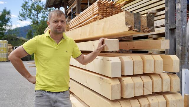Alois Grünwald, GF von Holzbau Radstadt, sorgt sich ob des Holzpreises um die Zukunft: "Wir befürchten, dass weniger mit Holz gebaut wird." | Foto: Alexander Holzmann