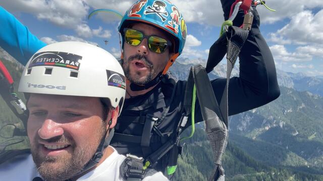 Roman Wasylkiw vom Paracenter Austria flog mit WOCHE Redakteur Bernhard Hofbauer eine Runde über die Aflenzer Bürgeralm.